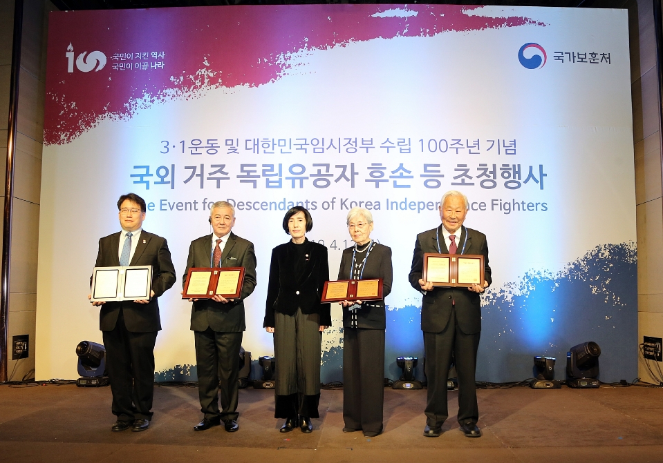 피우진 국가보훈처장이 12일 서울 중구 그랜드 엠버서더 호텔에서 열린 2차 국외 독립유공자 후손 초청행사 만찬에 참석하여 이달의 독립운동가에게 기념패를 수여하고 있다.
