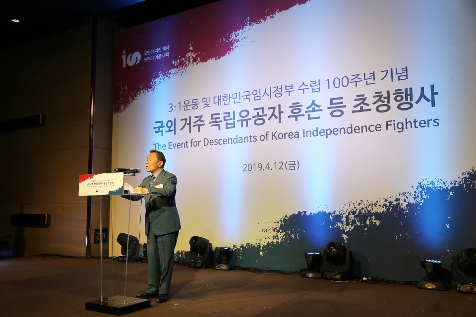 박유철 광복회장이 12일 서울 중구 그랜드 앰배서더 호텔에서 열린 2차 국외 독립유공자 후손 초청행사 만찬에 참석하여 축사하고 있다.
