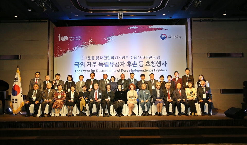 피우진 국가보훈처장이 12일 서울 중구 그랜드 앰배서더 호텔에서 열린 2차 국외 독립유공자 후손 초청행사 만찬에 참석하여 독립유공자 후손들과 기념촬영을 하고 있다.
