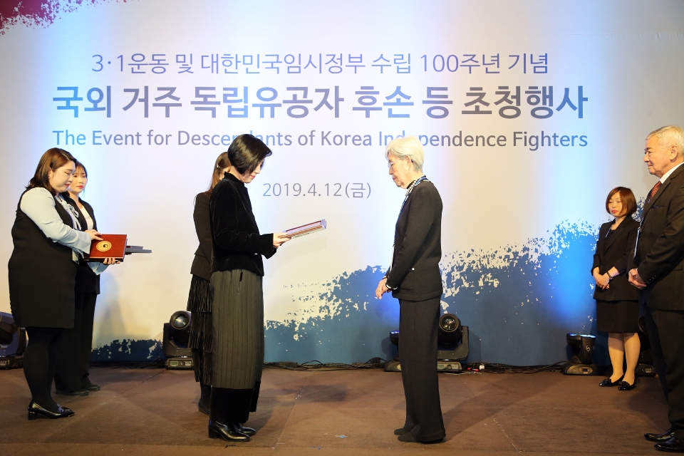 피우진 국가보훈처장이 12일 서울 중구 그랜드 엠버서더 호텔에서 열린 2차 국외 독립유공자 후손 초청행사 만찬에 참석하여 이달의 독립운동가에게 기념패를 수여하고 있다.

