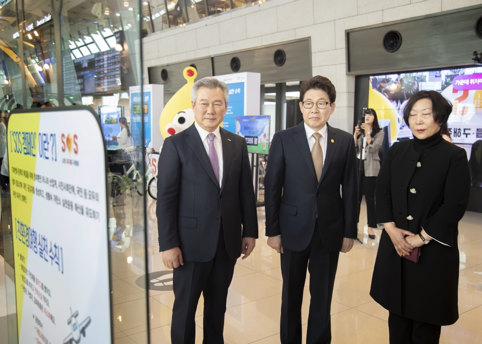 조명래 환경부 장관이 23일 오후 김포공항을 방문해 '제11회 기후변화주간' 행사의 일환인 '그린공항, 친환경여행 만들기 캠페인' 현장을 둘러보고 있다. 
