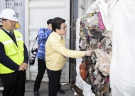조명래 환경부 장관, 평택항 불법수출 폐기물 처리현장 방문 사진 7