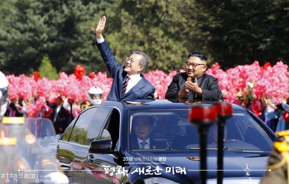 [3차 남북정상회담] 
<br/>
9월 18일 문재인 대통령과 김정은 국무위원장이 무개차를 함께 타고 평양국제공항에서 백화원 영빈관으로 이동하고 있다.
<br/>
<p style=