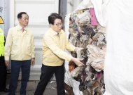 조명래 환경부 장관, 평택항 불법수출 폐기물 처리현장 방문 사진 8