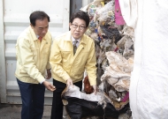 조명래 환경부 장관, 평택항 불법수출 폐기물 처리현장 방문 사진 1
