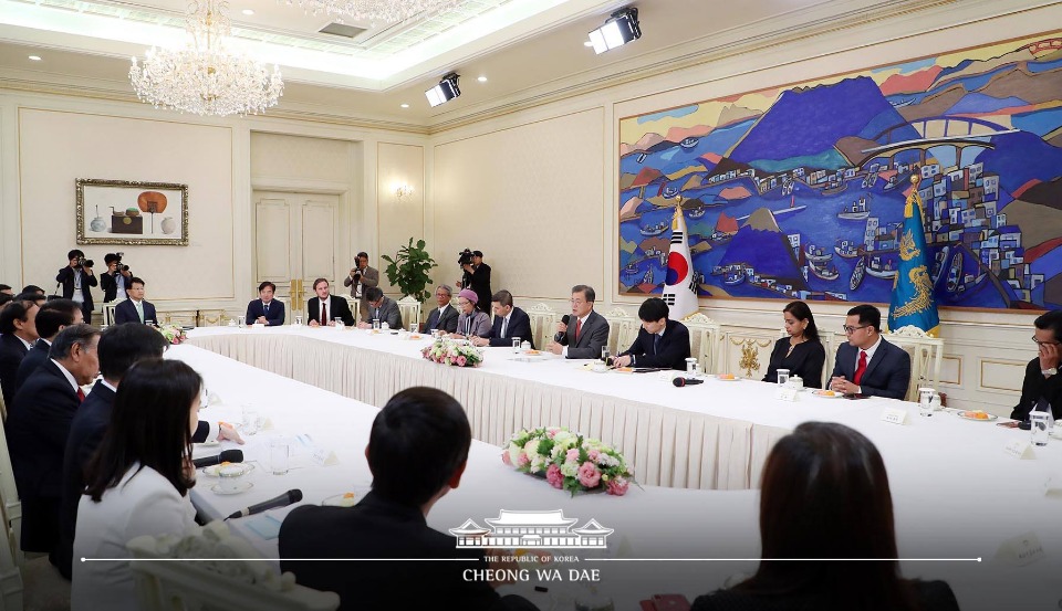 문재인 대통령이 25일 오후 청와대에서 아시아뉴스네트워크(ANN) 이사진을 만나 인사말을 하고 있다. (사진출처 : 청와대 페이스북)