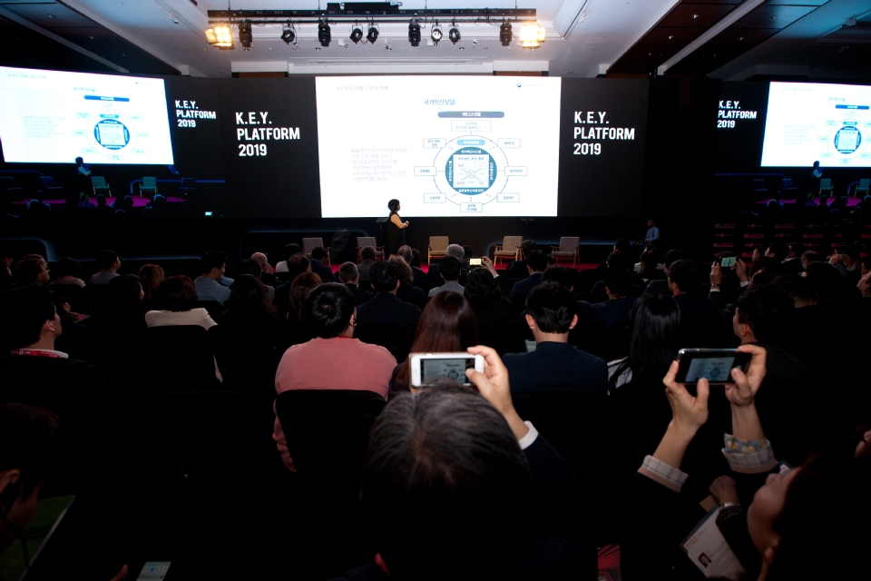 문미옥 과학기술정보통신부 제1차관이 25일 오전 서울 영등포구 콘래드호텔에서 열린 '키 플랫폼(K.E.Y. PLATFORM) 2019' 에 참석해 '미래를 여는 과학기술'을 주제로 기조 강연 하고 있다.