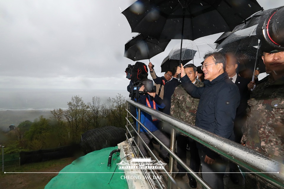 문재인 대통령이 26일 오후 강원도 고성군 금강산 전망대를 찾아 북측 해금강을 살펴보고 있다.