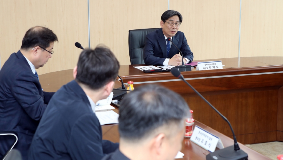엄재식 원자력안전위원회 위원장은 30일 한국원자력통제기술원을 방문해 현안에 대해 보고 받고 있다.
