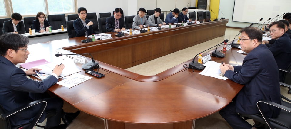 엄재식 원자력안전위원회 위원장은 30일 한국원자력통제기술원을 방문해 현안에 대해 보고 받고 있다.