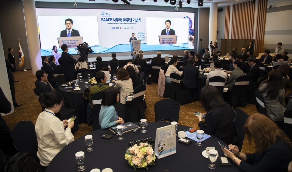 조명래 환경부 장관이 10일 오전 인천 연수구 경원재앰배서더인천에서 열린 ‘철새 및 서식지 보전 국제 컨퍼런스’에 참석하여, 한반도 및 황해 지역의 철새 보전에 대한 국제적 공조 강화를 당부하였다.