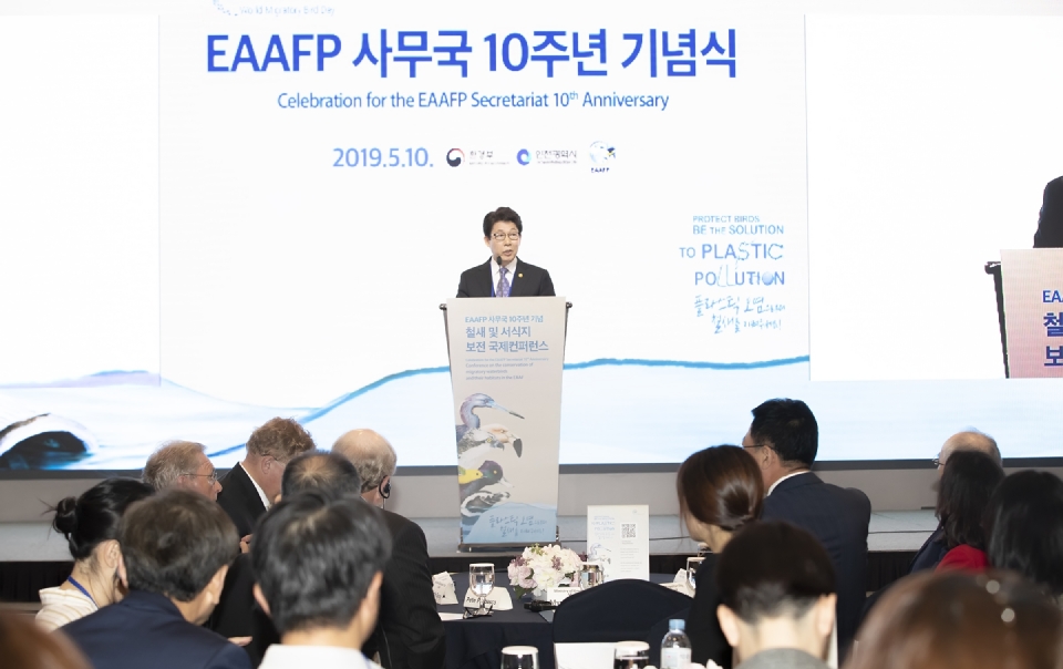조명래 환경부 장관이 10일 오전 인천 연수구 경원재앰배서더인천에서 열린 ‘철새 및 서식지 보전 국제 컨퍼런스’에 참석하여, 한반도 및 황해 지역의 철새 보전에 대한 국제적 공조 강화를 당부하였다.