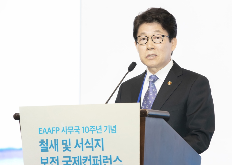 조명래 환경부 장관이 10일 오전 인천 연수구 경원재앰배서더인천에서 열린 ‘철새 및 서식지 보전 국제 컨퍼런스’에 참석하여, 한반도 및 황해 지역의 철새 보전에 대한 국제적 공조 강화를 당부하였다.