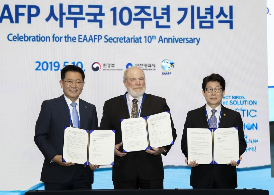 조명래 환경부 장관이 10일 오전 인천 연수구 경원재앰배서더인천에서 박남춘 인천광역시장(가운데), 프로바스코 동아시아-대양주 철새이동경로 파트너십 의장(오른쪽)과 함께 동아시아-대양주 철새이동경로 파트너십 유치 MOU 개정안에 서명하고 있다. 