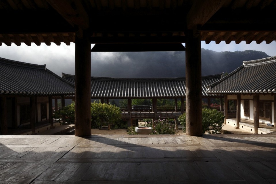 성리학의 산실인 한국의 서원이 유네스코 세계유산 등재 권고 판정을 받았다. 재도전 끝에 서원 9곳 모두 탁월한 보편적 가치를 인정받았다. 최종 등재는 6월 말, 제43차 세계유산위원회에서 결정된다.<br/>
한국의 서원은 소수(경북 영주), 도산·병산(경북 안동), 옥산(경북 경주), 도동(대구 달성), 남계(경남 함양), 필암(전남 장성), 무성(전북 정읍), 돈암(충남 논산) 총 9곳이다. 등재가 결정되면, 우리나라 세계유산은 14건이 된다.