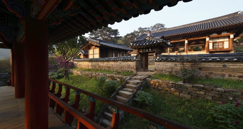 성리학의 산실인 한국의 서원이 유네스코 세계유산 등재 권고 판정을 받았다. 재도전 끝에 서원 9곳 모두 탁월한 보편적 가치를 인정받았다. 최종 등재는 6월 말, 제43차 세계유산위원회에서 결정된다.<br/>
한국의 서원은 소수(경북 영주), 도산·병산(경북 안동), 옥산(경북 경주), 도동(대구 달성), 남계(경남 함양), 필암(전남 장성), 무성(전북 정읍), 돈암(충남 논산) 총 9곳이다. 등재가 결정되면, 우리나라 세계유산은 14건이 된다.