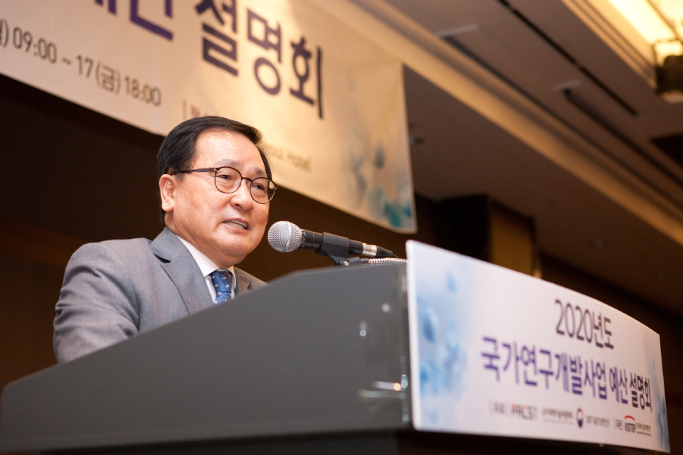 과학기술정보통신부가 13일 오후 서울 서초구 더케이호텔 거문고홀에서 '2020년도 국가연구개발사업 예산 설명회' 를 개최했다.
유영민 과학기술정보통신부 장관이 인사말을 하고 있다.