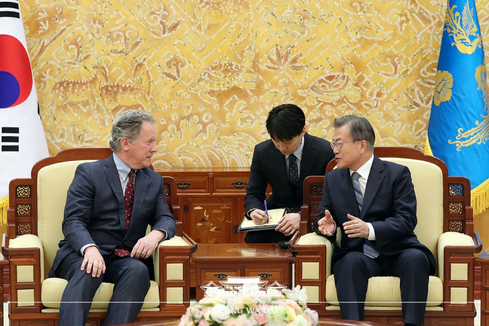 문재인 대통령이 13일 오후 청와대 본관 접견실에서 데이빗 비즐리(David Beasley) 세계식량계획(WFP) 사무총장을 접견하고 있다.