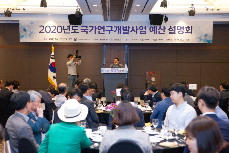 과학기술정보통신부가 13일 오후 서울 서초구 더케이호텔 거문고홀에서 '2020년도 국가연구개발사업 예산 설명회' 를 개최했다.
유영민 과학기술정보통신부 장관이 인사말을 하고 있다.