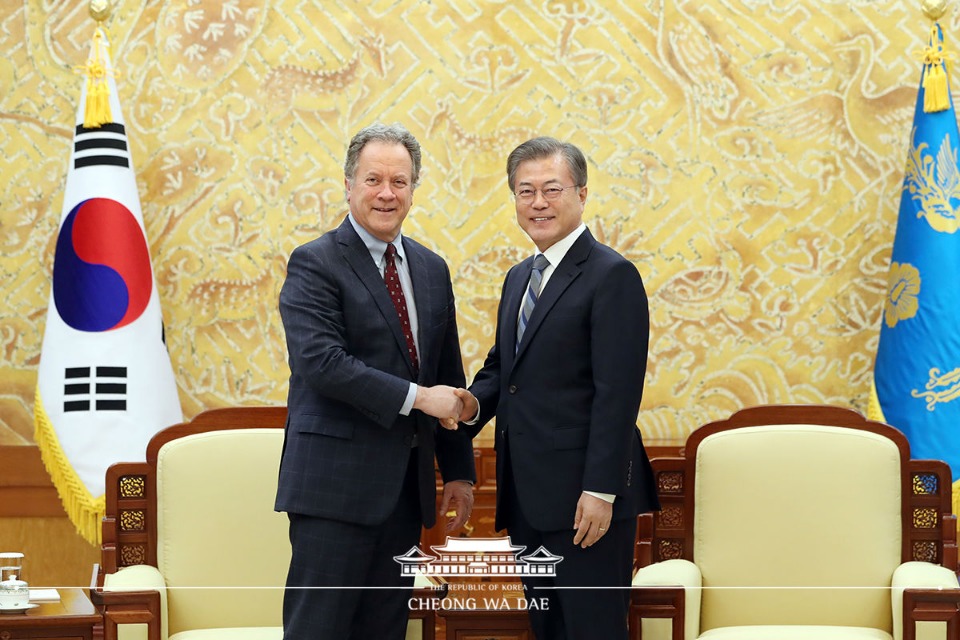 문재인 대통령이 13일 오후 청와대 본관 접견실에서 데이빗 비즐리(David Beasley) 세계식량계획(WFP) 사무총장을 접견하고 있다.