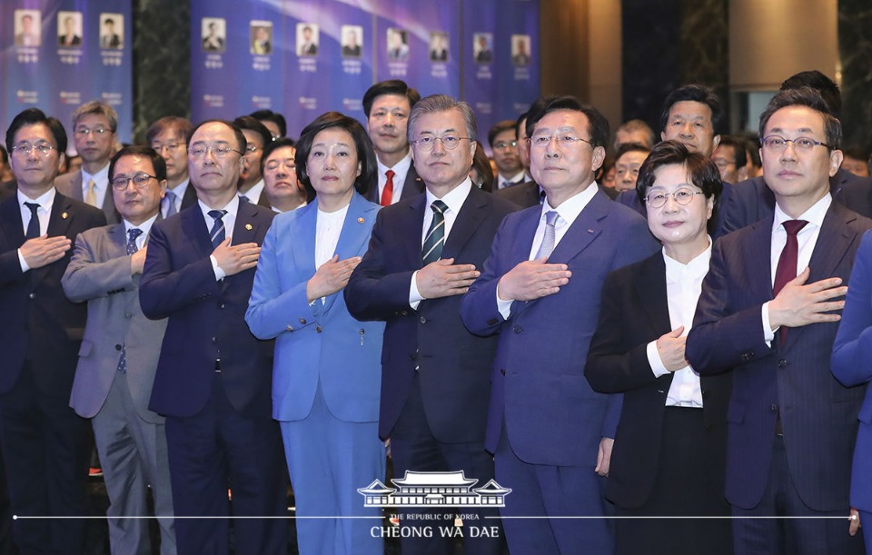 문재인 대통령이 14일 오후 서울 영등포구 여의도 중소기업중앙회에서 열린 '2019 대한민국 중소기업인 대회'에서 국민의례하고 있다. 
