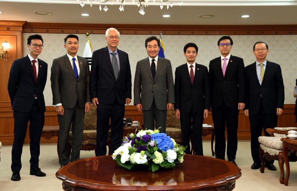 이낙연 국무총리가 14일 세종로 정부서울청사에서 고촉통 싱가포르 전 총리를 접견, 인사 및 환담을 나누고 있다. 