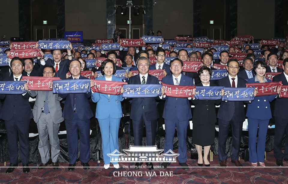 문재인 대통령이 14일 오후 서울 영등포구 여의도 중소기업중앙회에서 열린 '2019 대한민국 중소기업인 대회'에서 참석자들과 행사 슬로건이 적힌 수건을 들고 기념 촬영을 하고 있다. 