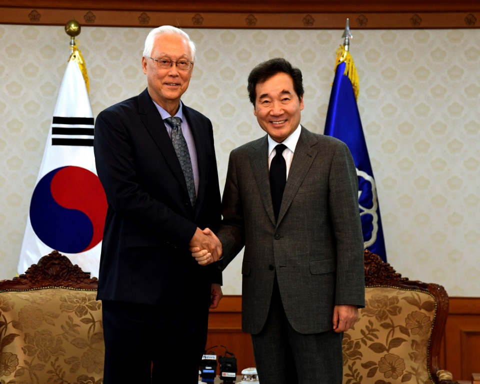 이낙연 국무총리가 14일 세종로 정부서울청사에서 고촉통 싱가포르 전 총리를 접견, 인사 및 환담을 나누고 있다. 