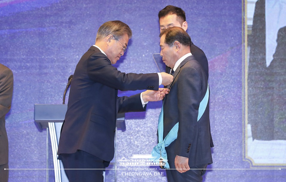 문재인 대통령이 14일 오후 서울 영등포구 여의도 중소기업중앙회에서 열린 '2019 대한민국 중소기업인 대회'에서 유공자 표창을 하고 있다.
