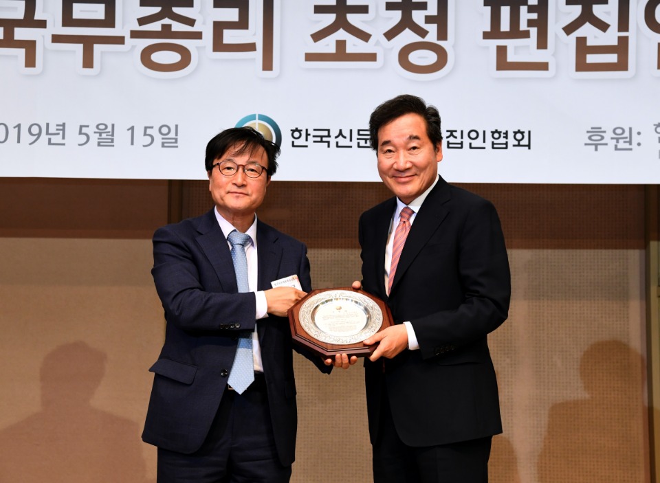 이낙연 국무총리가 15일 한국프레스센터에서 열린 한국 신문방송 편집인 협회 토론회에 참석, 발언하고 있다. 