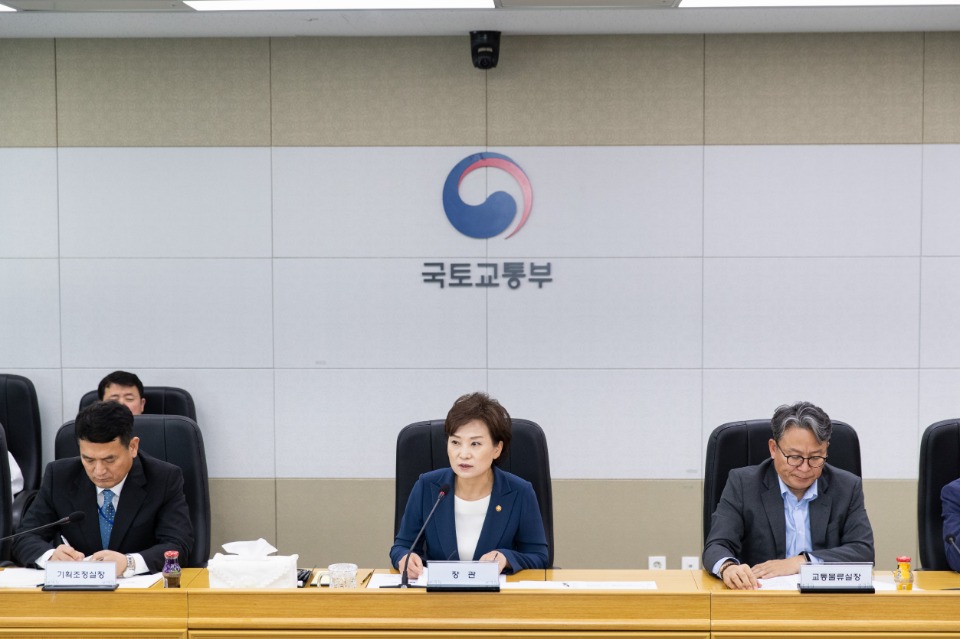 국토교통부(장관 김현미)는 인선이 마무리된 산하기관 신임 기관장들과 정책 공조를 다지고 기관별 주요 시책들을 점검하기 위해, 5월 13일 산하 15개 공기업·준정부기관의 기관장들과 함께하는 간담회를 열었다. 