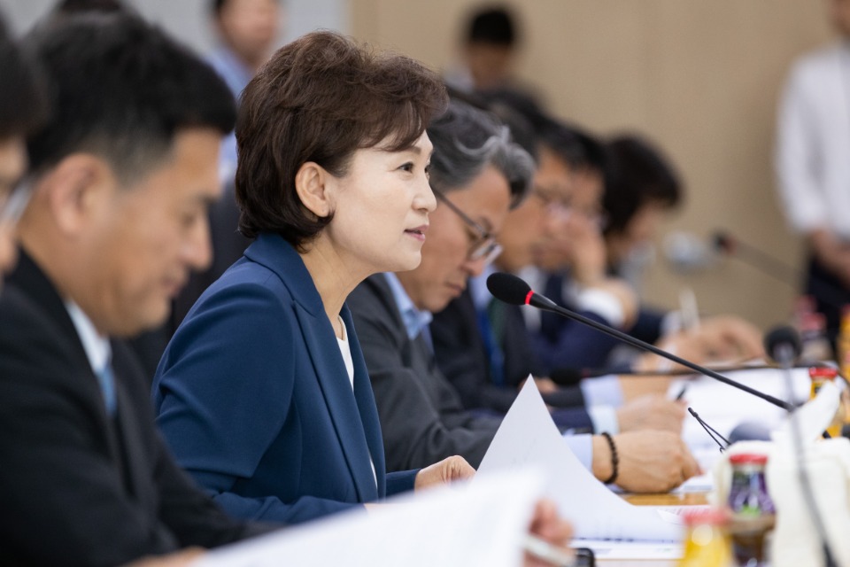 국토교통부(장관 김현미)는 인선이 마무리된 산하기관 신임 기관장들과 정책 공조를 다지고 기관별 주요 시책들을 점검하기 위해, 5월 13일 산하 15개 공기업·준정부기관의 기관장들과 함께하는 간담회를 열었다. 