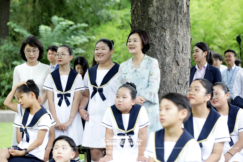 김정숙 여사가 10일 오후 청와대 소정원에서 아동양육시설 초중생으로 구성된 논산파랑새합창단 공연을 관람하고 있다. 