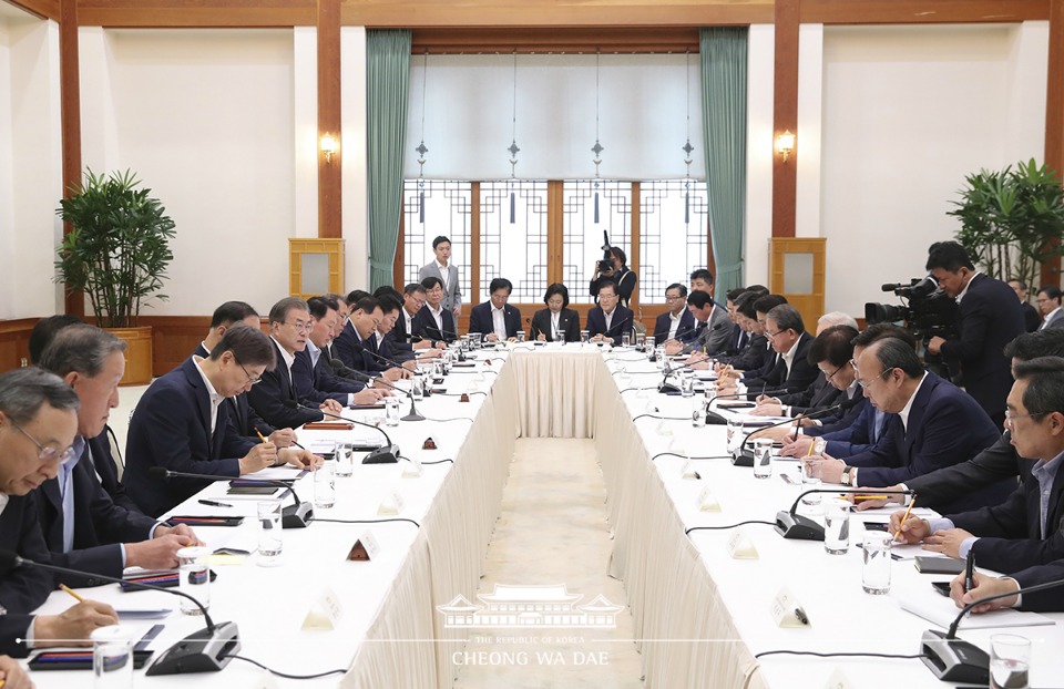 문재인 대통령이 10일 오전 청와대에서 30대 기업 대표들을 초청해 일본의 수출규제 조치와 관련한 대책을 논의하고 있다.