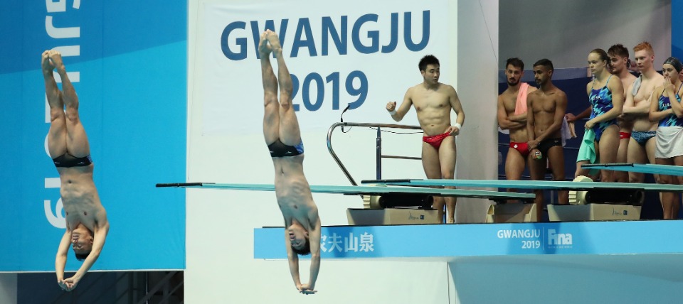 12일 오전 남부대 시립국제수영장에서 김영남 선수를 비롯한 각국 선수들이 연습을 하고 있다. 