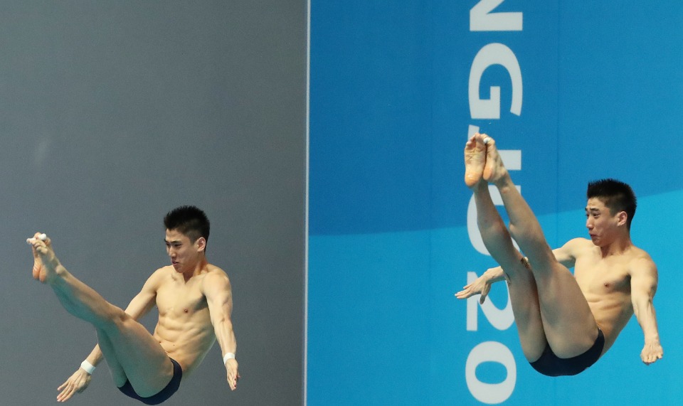 12일 오전 남부대 시립국제수영장에서 김영남 선수를 비롯한 각국 선수들이 연습을 하고 있다. 
