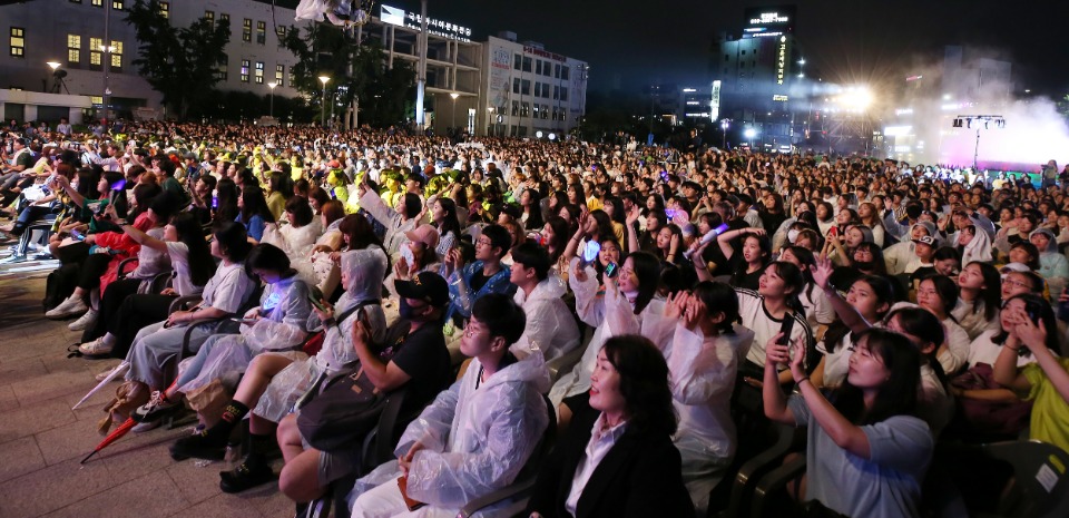 광주세계수영선수권대회를 하루 앞둔 11일 저녁 광주 5·18민주광장 특설무대에서 전야제 축하 공연 및 세계의 물 합수식 사전 녹화 행사가 함께 열렸다.