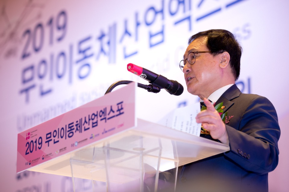 과학기술정보통신부, 산업통상자원부, 국방부가 10일 오전 서울 강남구 코엑스에서 '2019 무인이동체산업엑스포 개막식'을 개최했다.
<br/>
유영민 과학기술정보통신부 장관이 변재일 국회의원, 백승주 국회의원 등과 '구난로봇' 에 대한 설명을 듣고 있다.