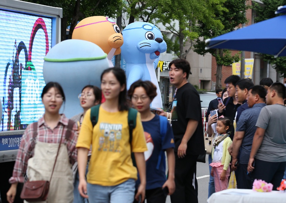 광주세계수영선수권대회를 하루 앞둔 11일 오후 광주 금남로 일원에서  시민들이 참여하는 시민어울마당 행사가 열려 참가자들이 즐거운 시간을 보내고 있다.
