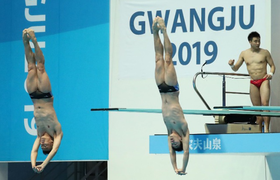 12일 오전 남부대 시립국제수영장에서 김영남 선수를 비롯한 각국 선수들이 연습을 하고 있다. 