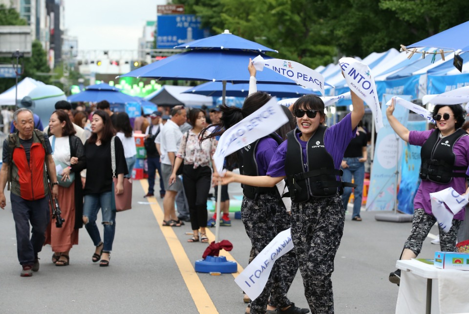 광주세계수영선수권대회를 하루 앞둔 11일 오후 광주 금남로 일원에서  시민들이 참여하는 시민어울마당 행사가 열려 참가자들이 즐거운 시간을 보내고 있다.
