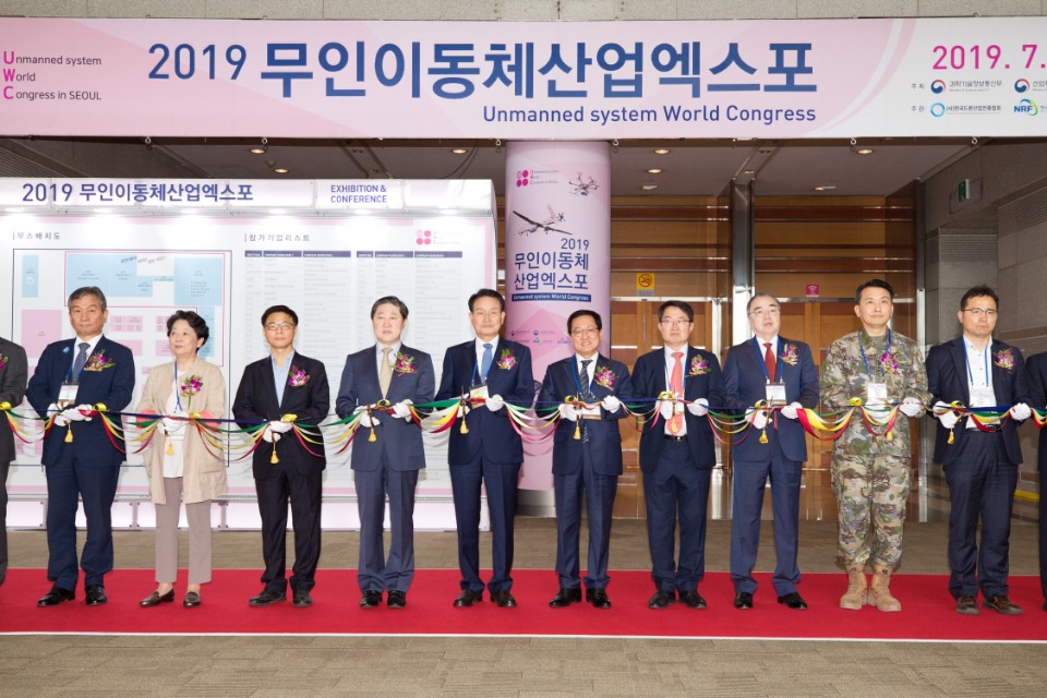 과학기술정보통신부, 산업통상자원부, 국방부가 10일 오전 서울 강남구 코엑스에서 '2019 무인이동체산업엑스포 개막식'을 개최했다.
<br/>
유영민 과학기술정보통신부 장관이 변재일 국회의원, 백승주 국회의원 등과 '구난로봇' 에 대한 설명을 듣고 있다.