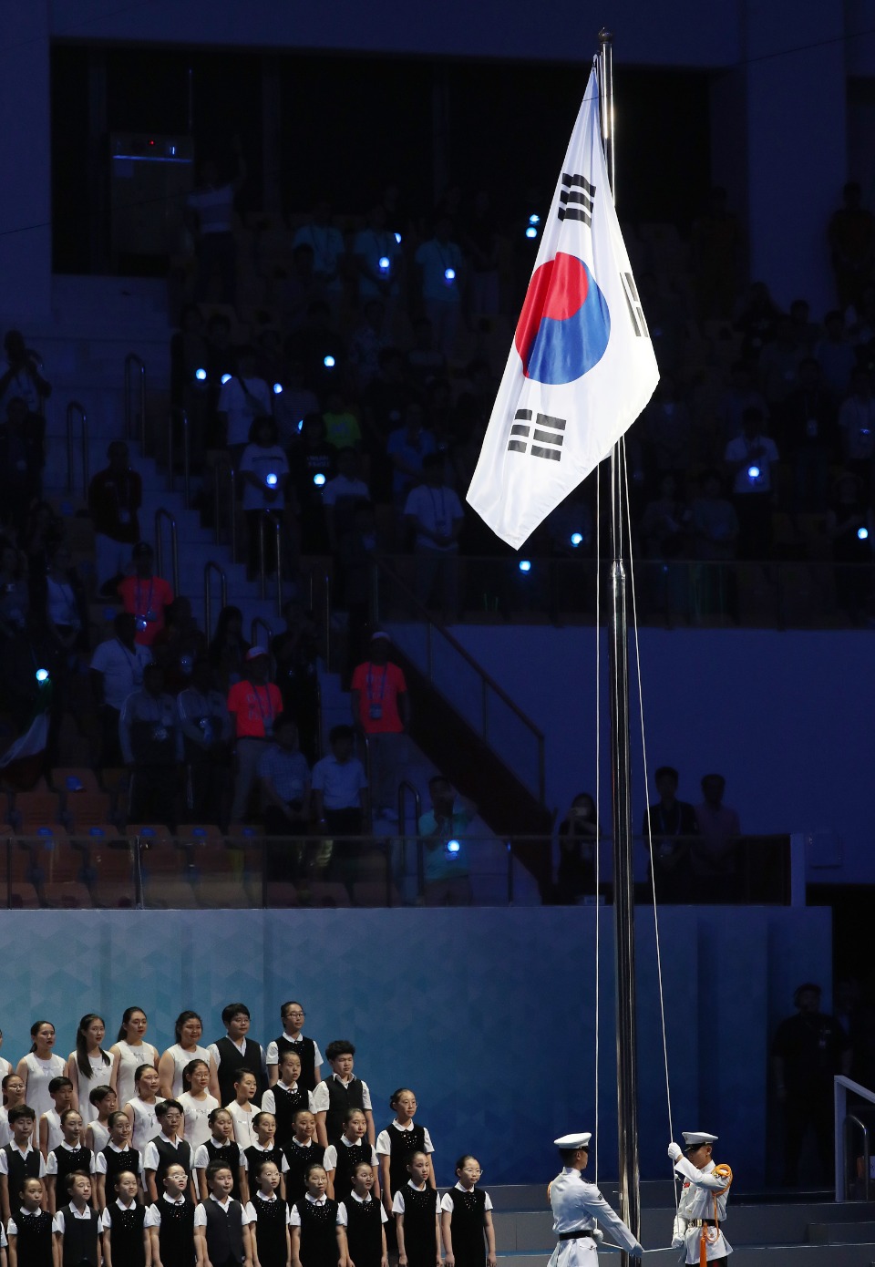 12일 저녁 광주여대 U-돔에서 ‘2019 광주세계수영선수권대회’개막식 행사가 열리고 있다. 이날 문재인 대통령이 훌리오 마글리오네 국제수영연맹(FINA) 회장과 이용섭 대회 조직위원장 등 주요 내빈들과 참석했다.