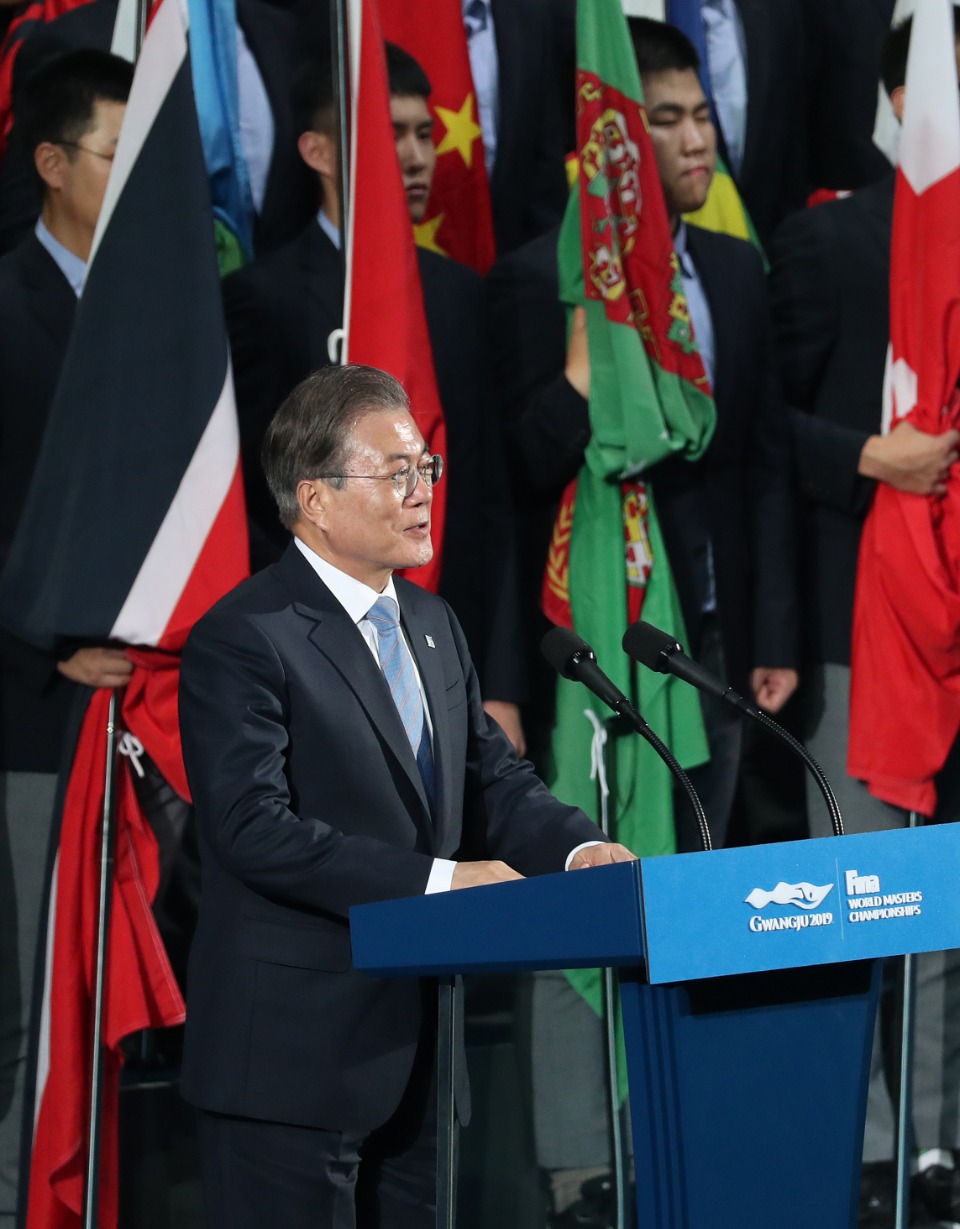 12일 저녁 광주여대 U-돔에서 ‘2019 광주세계수영선수권대회’개막식 행사가 열리고 있다. 이날 문재인 대통령이 훌리오 마글리오네 국제수영연맹(FINA) 회장과 이용섭 대회 조직위원장 등 주요 내빈들과 참석했다.
