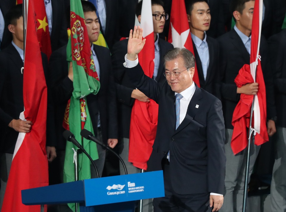 12일 저녁 광주여대 U-돔에서 ‘2019 광주세계수영선수권대회’개막식 행사가 열리고 있다. 이날 문재인 대통령이 훌리오 마글리오네 국제수영연맹(FINA) 회장과 이용섭 대회 조직위원장 등 주요 내빈들과 참석했다.