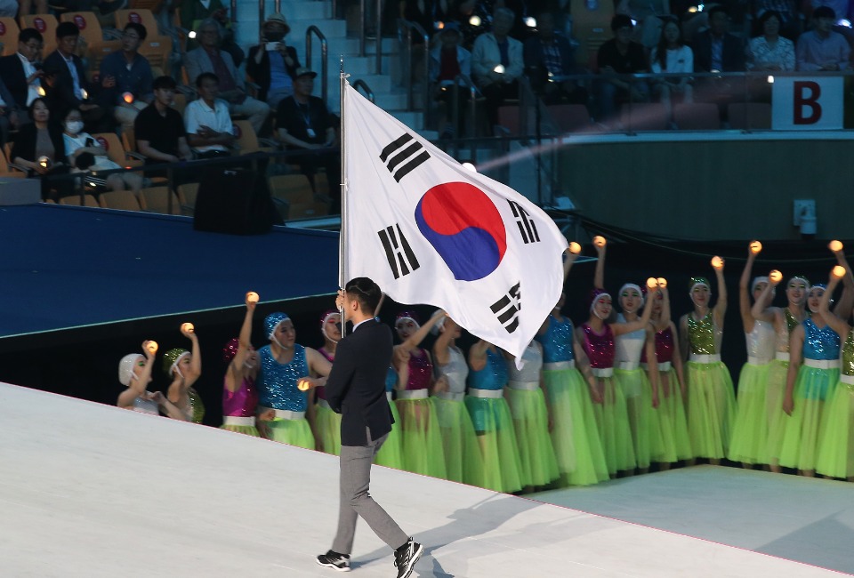 12일 저녁 광주여대 U-돔에서 ‘2019 광주세계수영선수권대회’개막식 행사가 열리고 있다. 이날 문재인 대통령이 훌리오 마글리오네 국제수영연맹(FINA) 회장과 이용섭 대회 조직위원장 등 주요 내빈들과 참석했다.