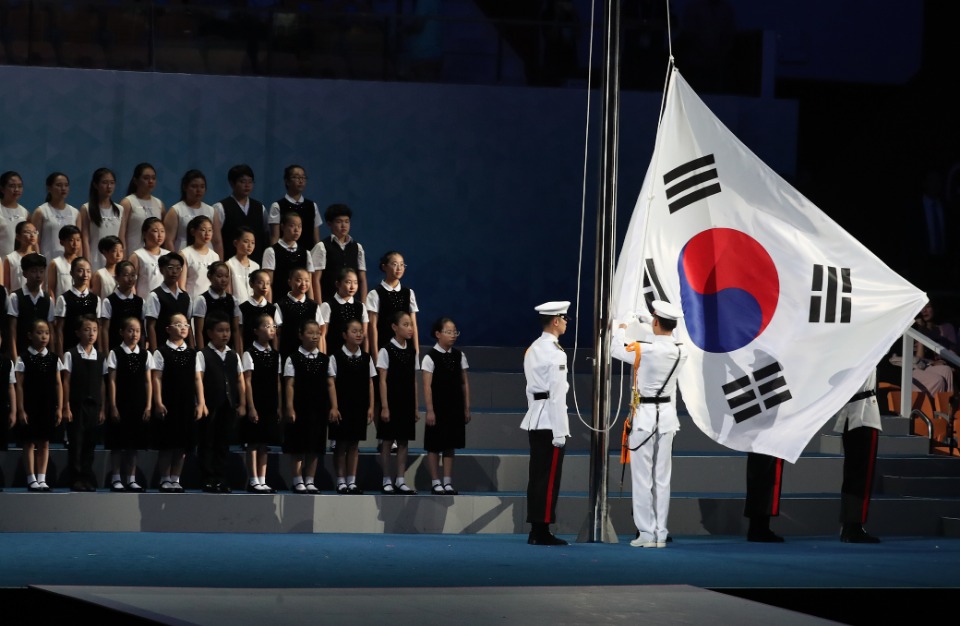 12일 저녁 광주여대 U-돔에서 ‘2019 광주세계수영선수권대회’개막식 행사가 열리고 있다. 이날 문재인 대통령이 훌리오 마글리오네 국제수영연맹(FINA) 회장과 이용섭 대회 조직위원장 등 주요 내빈들과 참석했다.