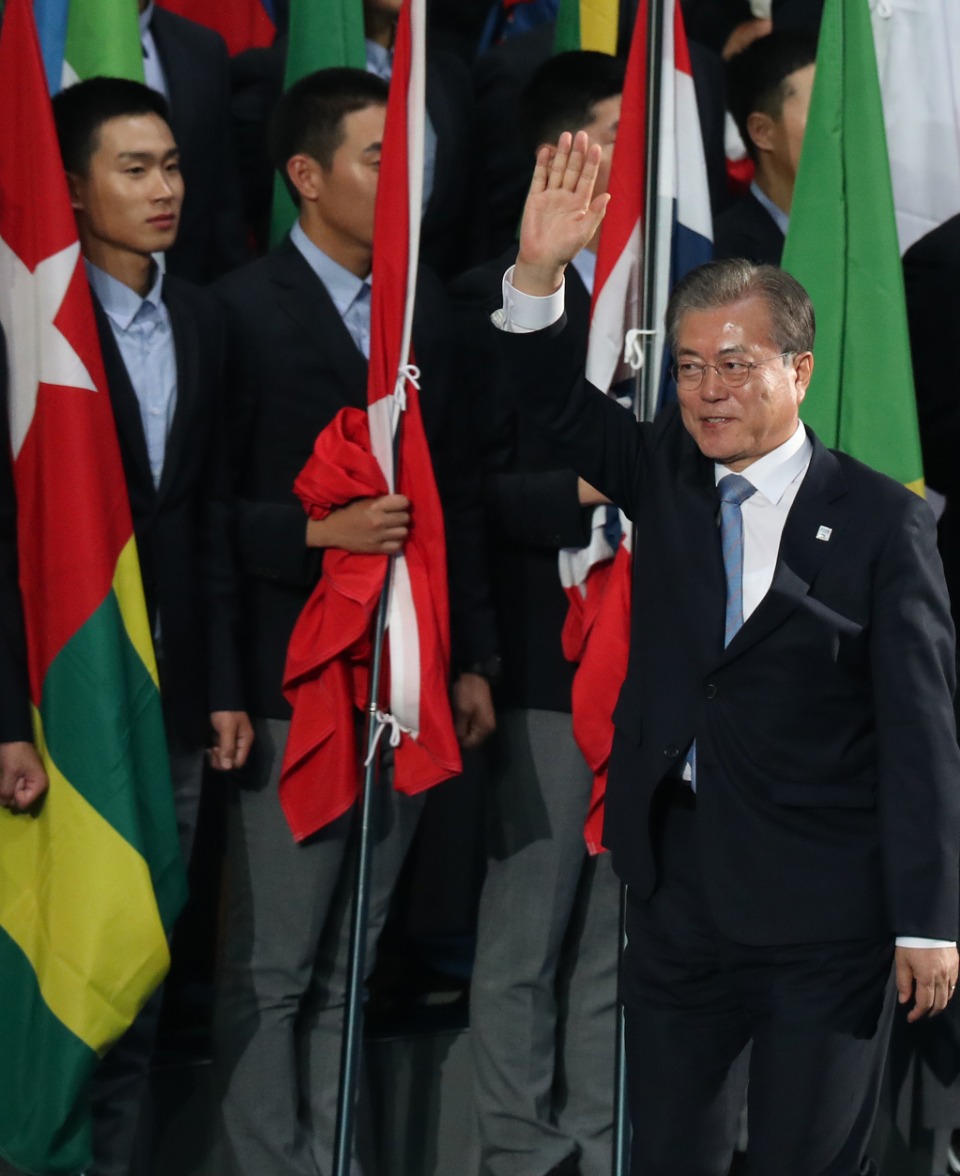 12일 저녁 광주여대 U-돔에서 ‘2019 광주세계수영선수권대회’개막식 행사가 열리고 있다. 이날 문재인 대통령이 훌리오 마글리오네 국제수영연맹(FINA) 회장과 이용섭 대회 조직위원장 등 주요 내빈들과 참석했다.