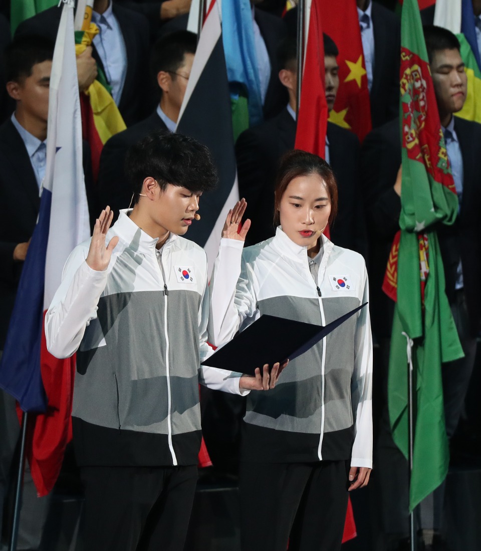 12일 저녁 광주여대 U-돔에서 ‘2019 광주세계수영선수권대회’개막식 행사가 열리고 있다. 이날 문재인 대통령이 훌리오 마글리오네 국제수영연맹(FINA) 회장과 이용섭 대회 조직위원장 등 주요 내빈들과 참석했다.