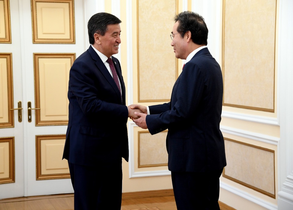 키르기스스탄을 공식 방문 중인 이낙연 국무총리가 18일(현지 시간) 수도인 비슈케크시의 대통령관저를 방문해 소론바이 제엔베코프대통령을 예방, 인사 및 환담을 나누고 있다.